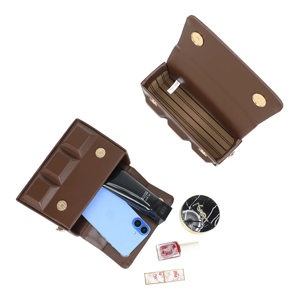 Intérieur du ChocoLuxe café ouvert : rabat à fermeture magnétique, téléphone et petits essentiels – réf. YL-26001