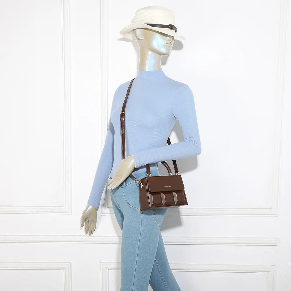 Sac femme ChocoLuxe café porté : un petit format léger à tenir à la main ou à porter en bandoulière – réf. YL-26001