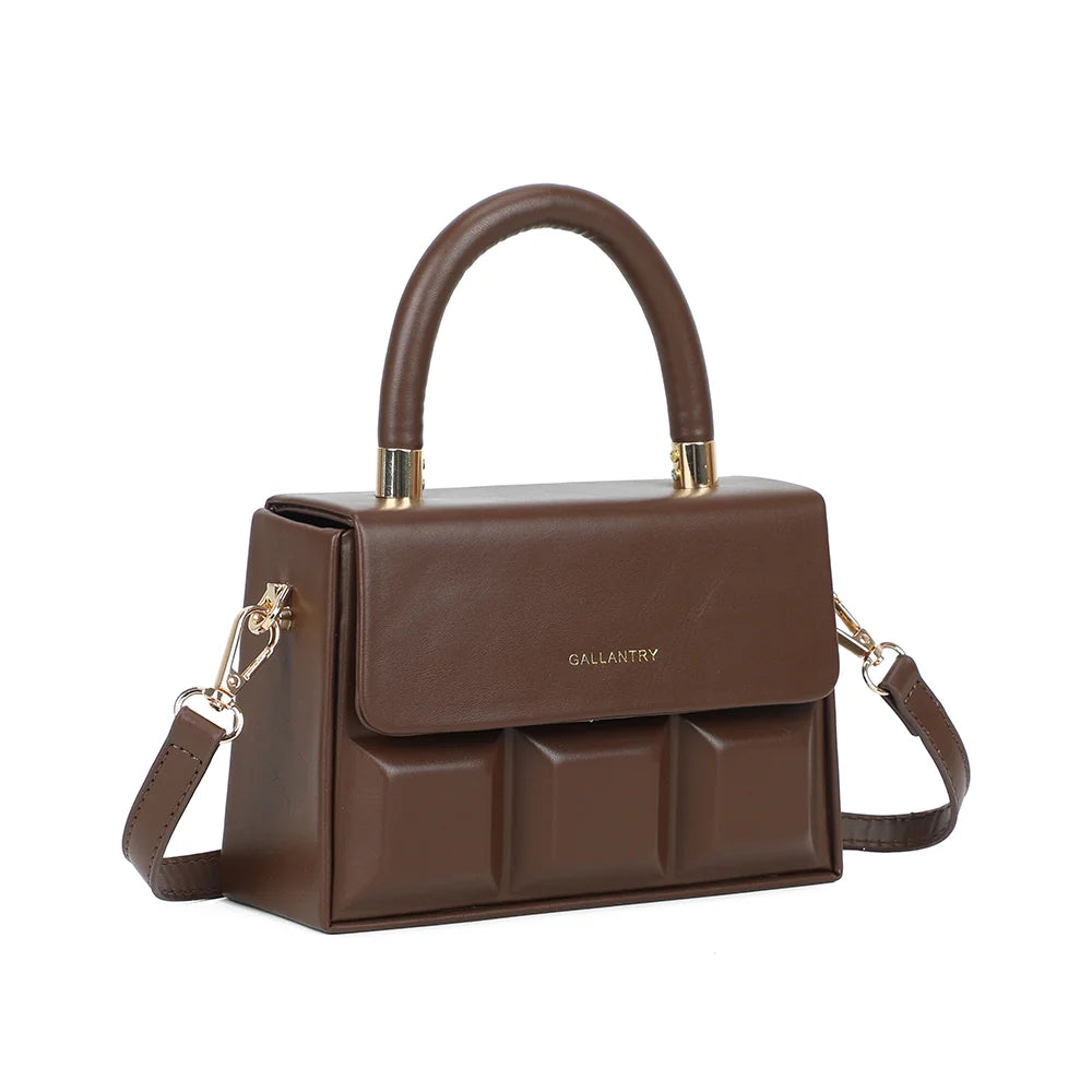 ChocoLuxe café de trois quarts : rabat au logo doré et bandoulière amovible fixée par des mousquetons dorés – réf. YL-26001