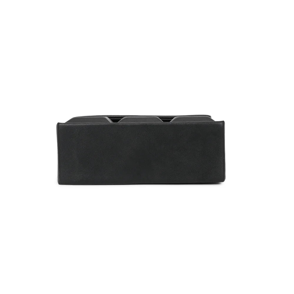 Dessous du ChocoLuxe noir, vue de la base rectangulaire de ce petit sac à rabat de 19 cm de large – réf. YL-26001