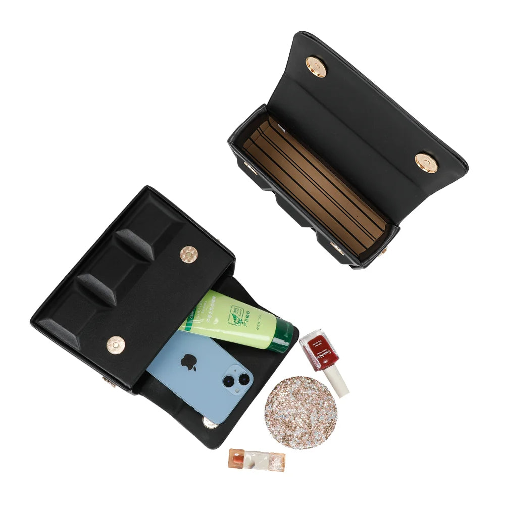 Intérieur du ChocoLuxe noir ouvert : rabat à fermeture magnétique, téléphone et petits essentiels – réf. YL-26001