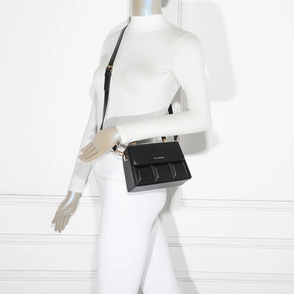 Sac femme ChocoLuxe noir porté : un petit format léger à tenir à la main ou à porter en bandoulière – réf. YL-26001