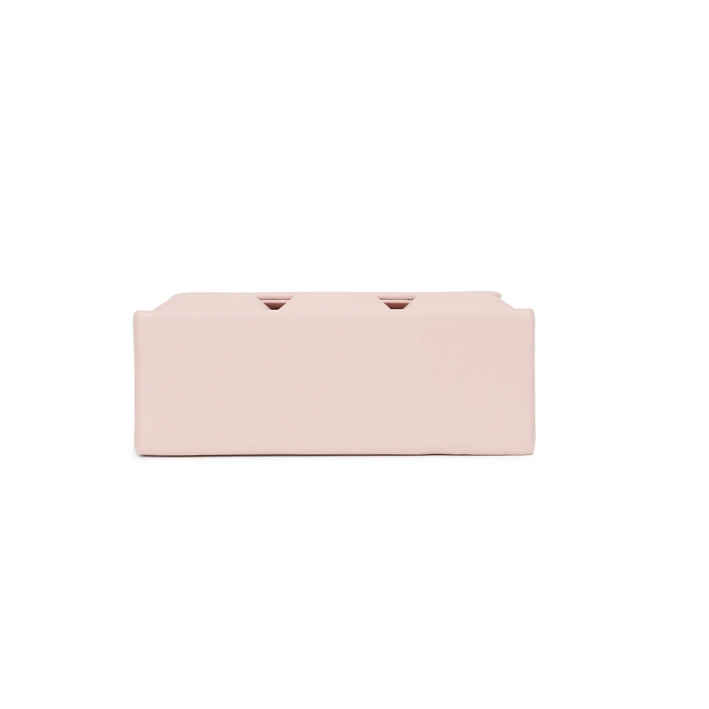 Dessous du ChocoLuxe rose, vue de la base rectangulaire de ce petit sac à rabat de 19 cm de large – réf. YL-26001