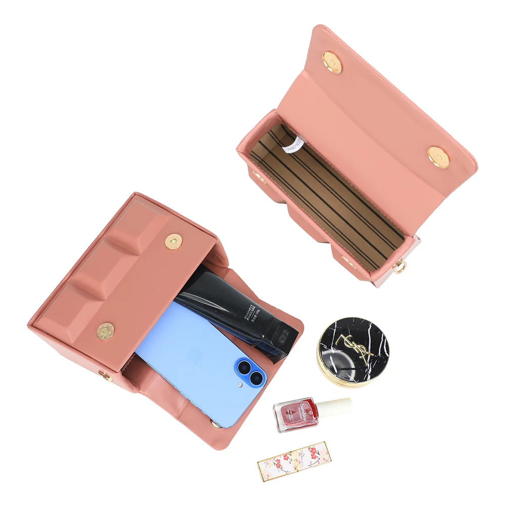 Intérieur du ChocoLuxe rose foncé ouvert : rabat à fermeture magnétique, téléphone et petits essentiels – réf. YL-26001