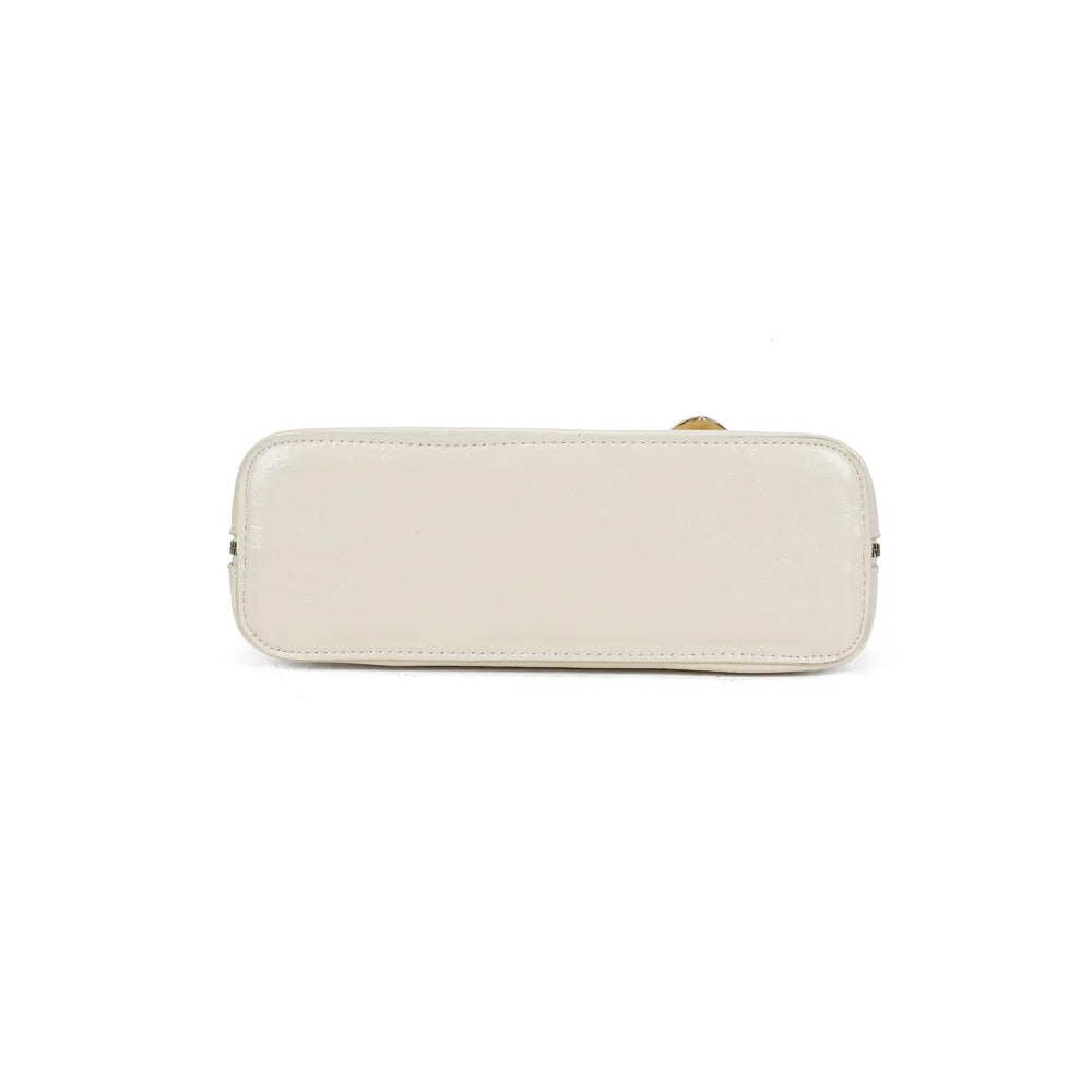 Dessous du sac Cintura beige, qui montre la silhouette arrondie et la finition lisse et brillante – réf. KJ-62072