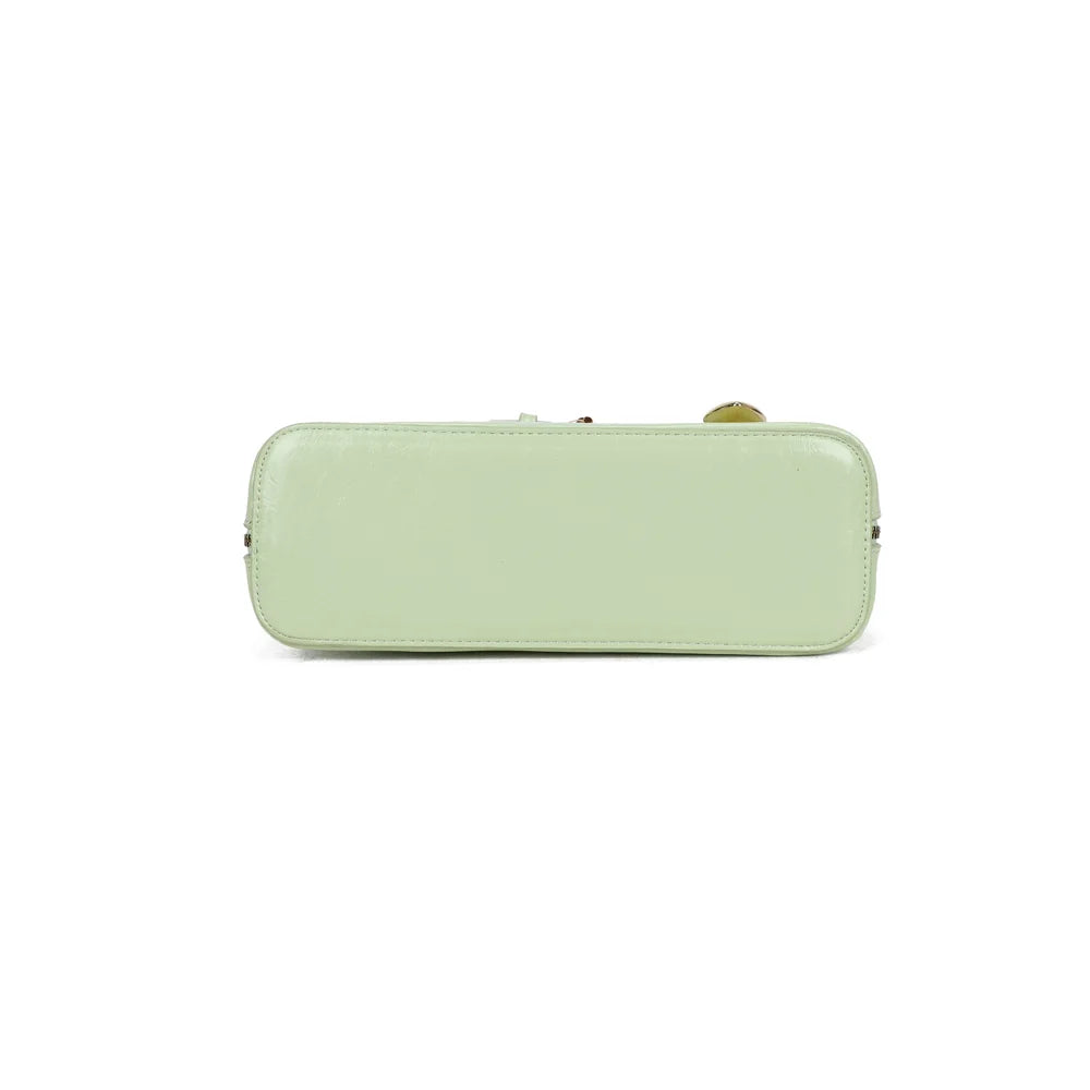 Dessous du sac Cintura vert clair, qui montre la silhouette arrondie et la finition lisse et brillante – réf. KJ-62072