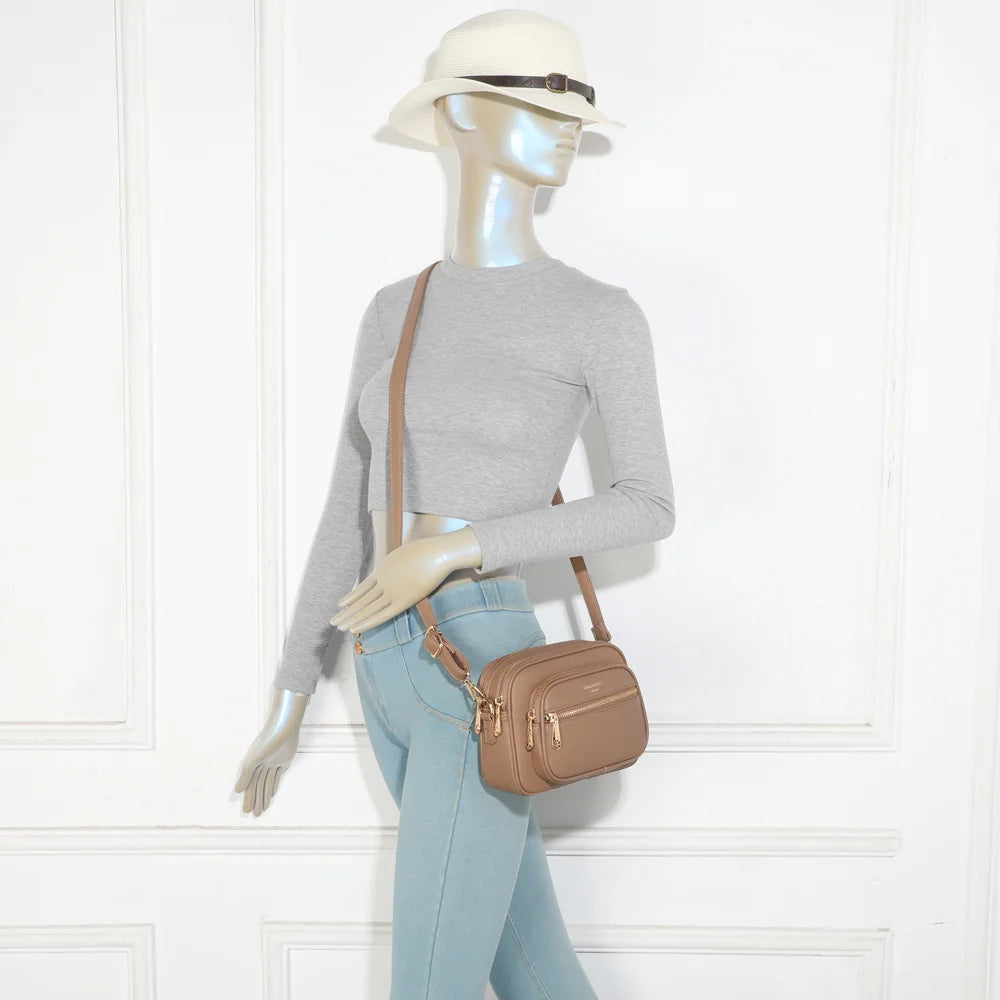 Sac bandoulière femme City Move taupe foncé porté en travers du corps, bandoulière réglable – réf. A-9163