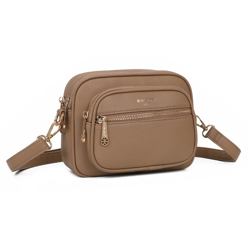 City Move taupe foncé vu de trois quarts : double fermeture zippée et finitions dorées – réf. A-9163