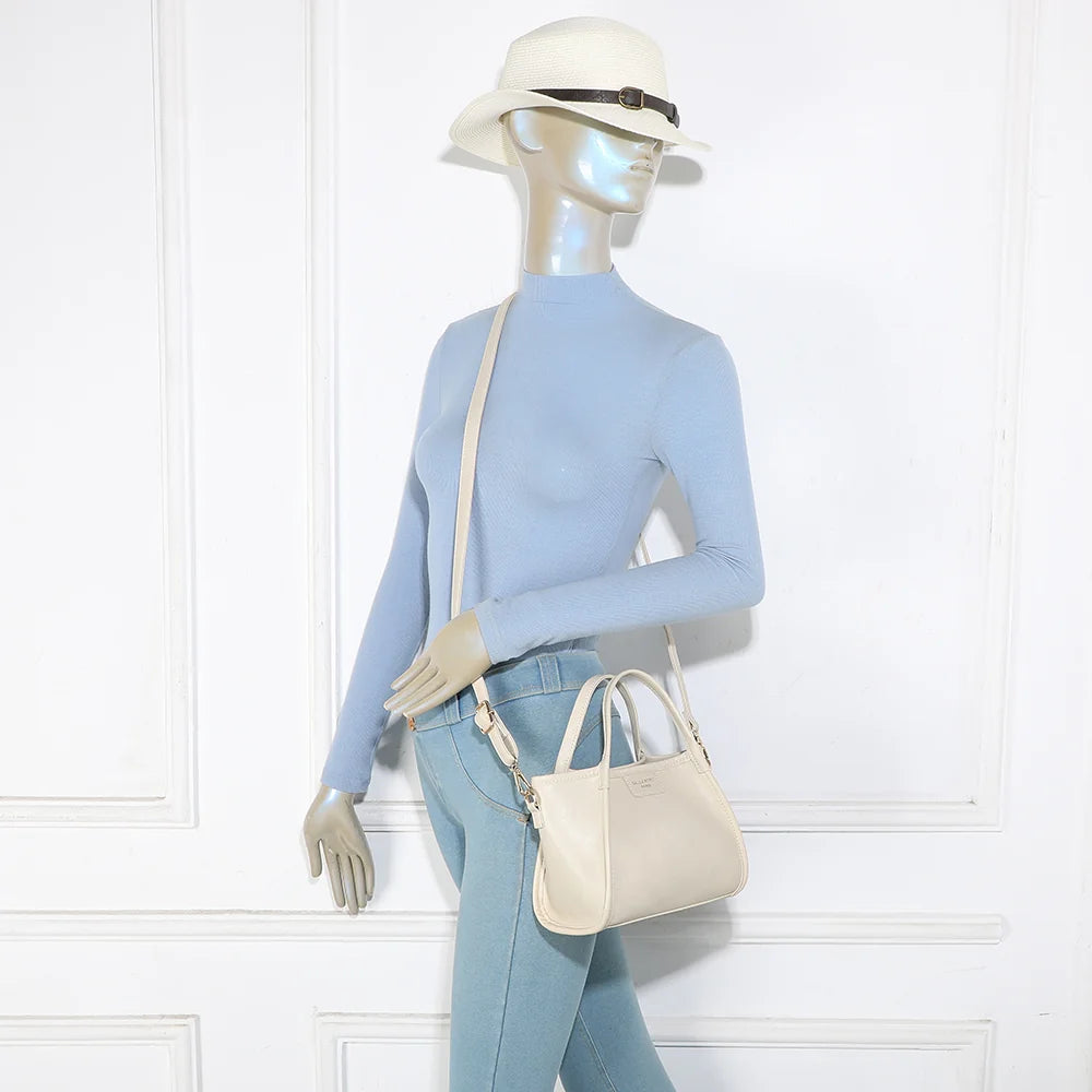 Sac City Pop beige porté par une femme, à la main ou en bandoulière croisée – réf. R-2035