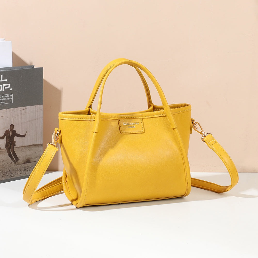 Sac à main City Pop jaune mis en scène dans un décor d’ambiance – visuel d’ambiance créé avec l’IA – Gallantry Paris