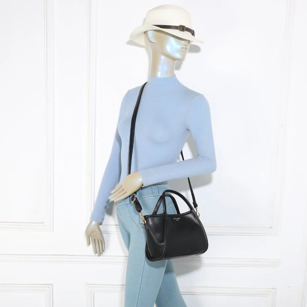 Sac City Pop noir porté par une femme, à la main ou en bandoulière croisée – réf. R-2035