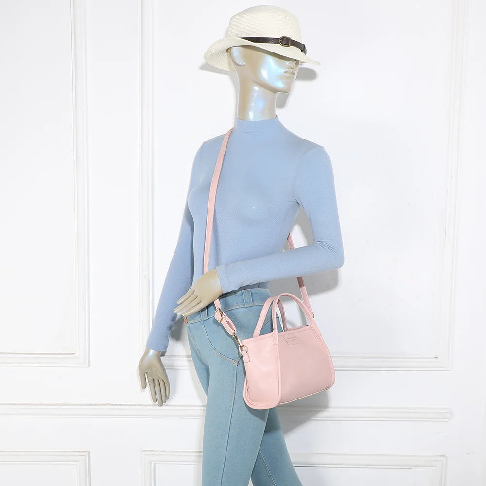 Sac City Pop rose porté par une femme, à la main ou en bandoulière croisée – réf. R-2035