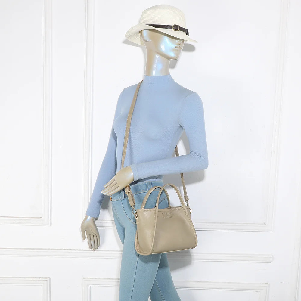 Sac City Pop taupe porté par une femme, à la main ou en bandoulière croisée – réf. R-2035