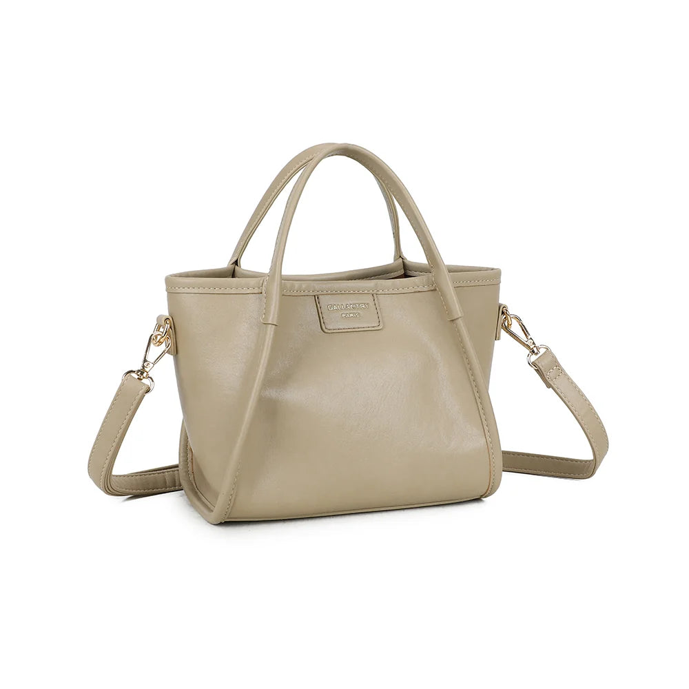 City Pop taupe vu de trois quarts : silhouette trapèze souple et passepoils arrondis – réf. R-2035