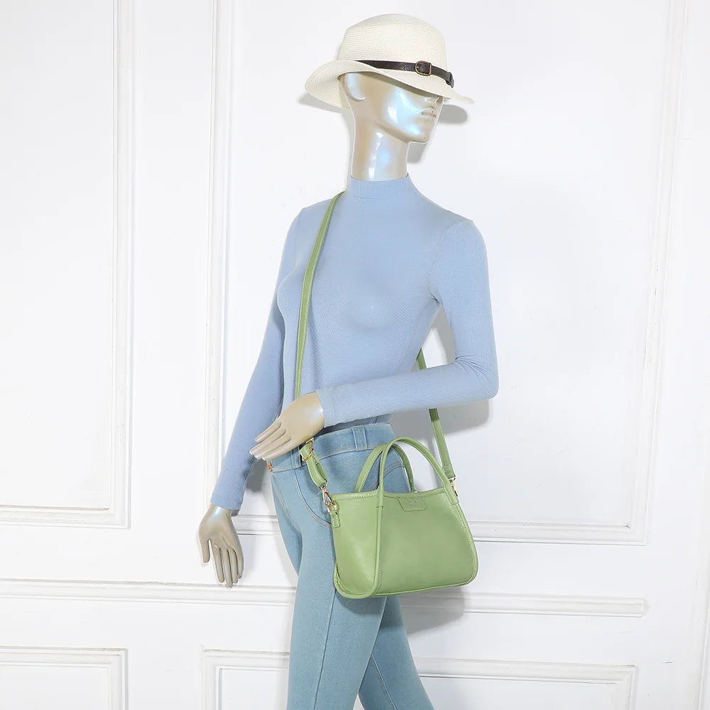 Sac City Pop vert porté par une femme, à la main ou en bandoulière croisée – réf. R-2035