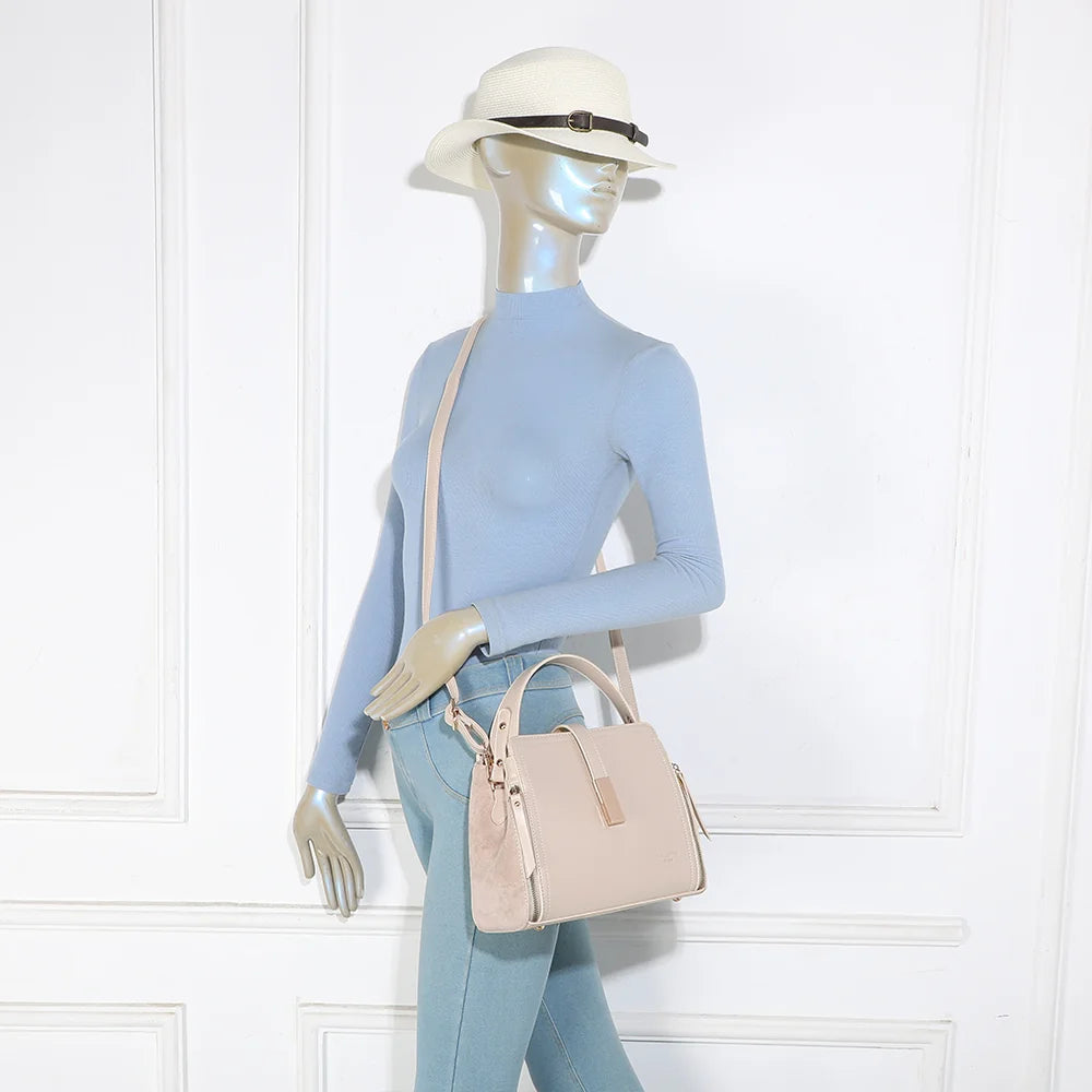 Sac City Square beige porté par une femme, à la main ou en bandoulière avec sa sangle amovible – réf. R-2040