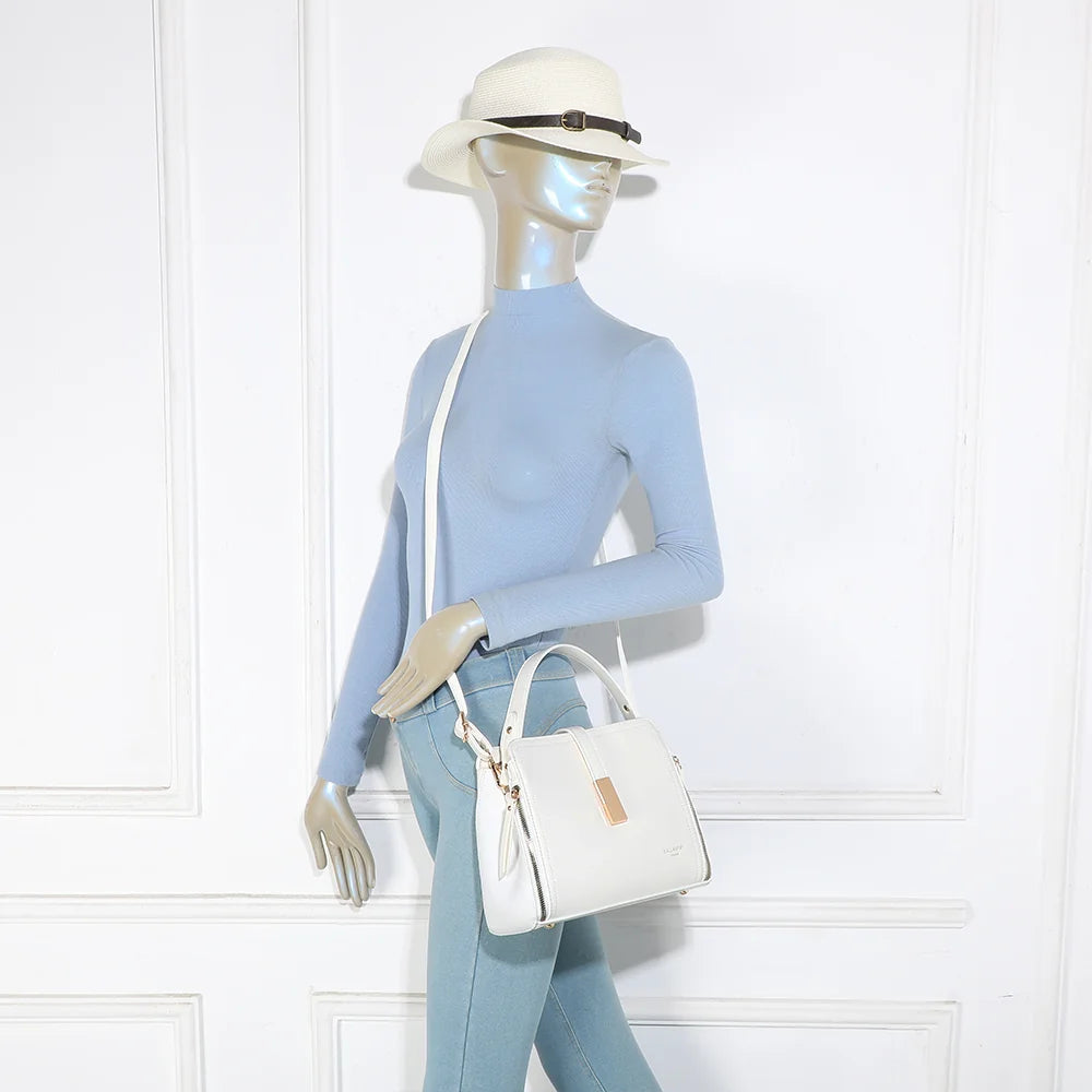 Sac City Square blanc porté par une femme, à la main ou en bandoulière avec sa sangle amovible – réf. R-2040