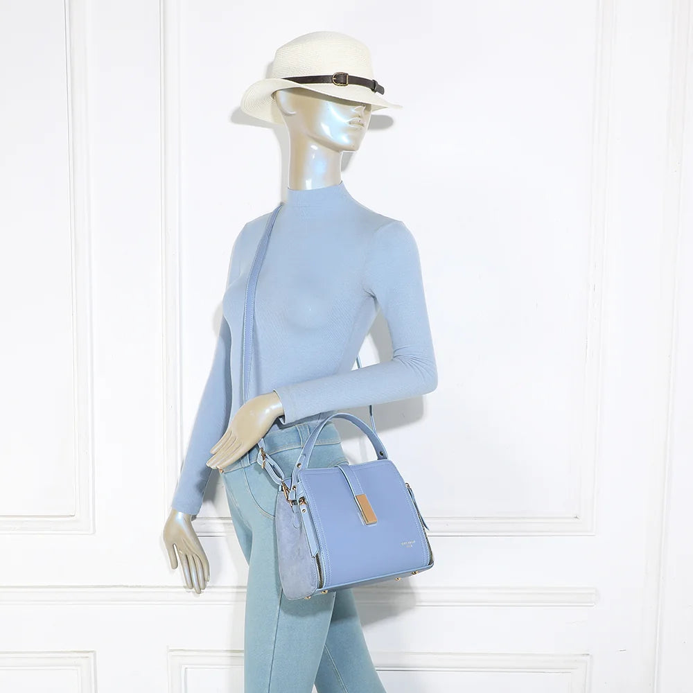 Sac City Square bleu clair porté par une femme, à la main ou en bandoulière avec sa sangle amovible – réf. R-2040