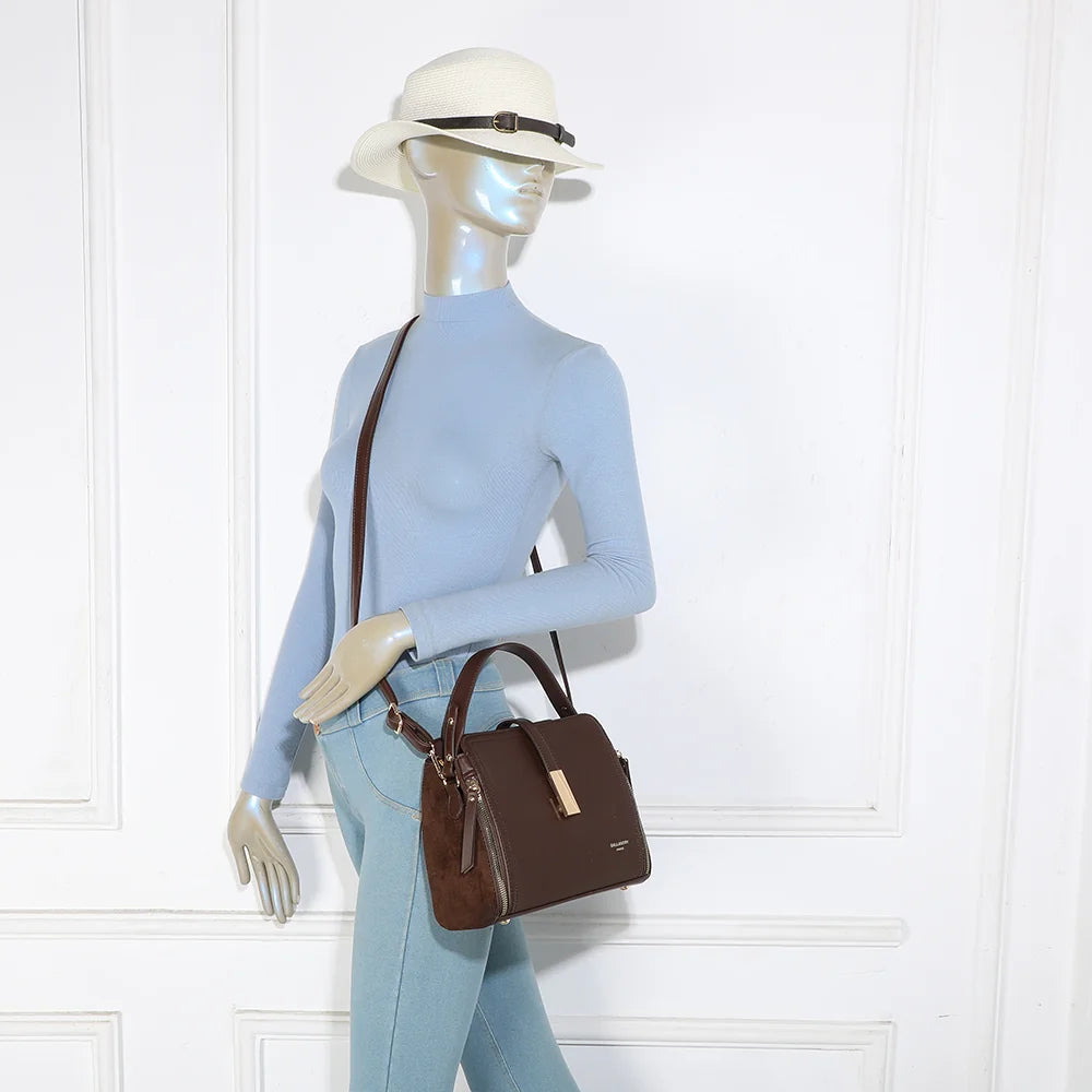 Sac City Square café porté par une femme, à la main ou en bandoulière avec sa sangle amovible – réf. R-2040