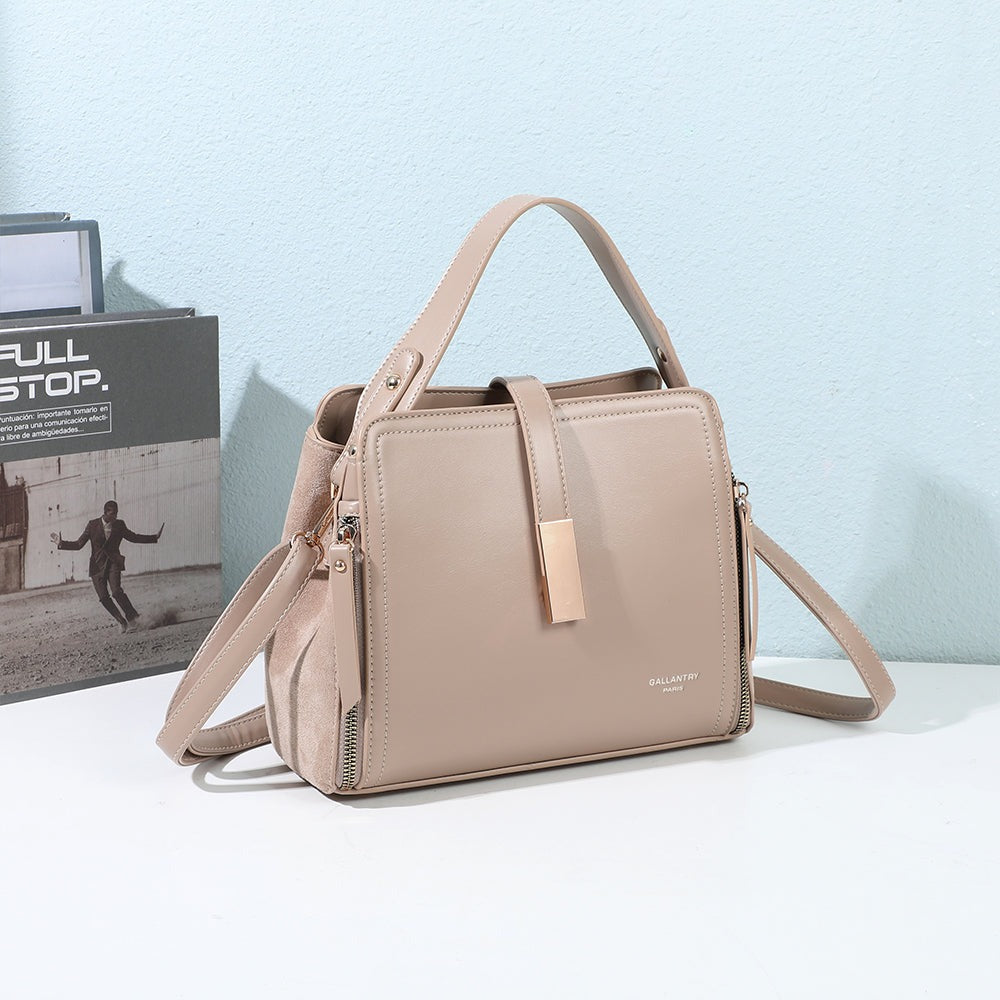 Sac à main City Square taupe posé dans un décor intérieur – visuel d’ambiance créé avec l’IA – Gallantry Paris