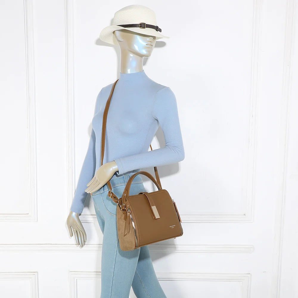 Sac City Square kaki porté par une femme, à la main ou en bandoulière avec sa sangle amovible – réf. R-2040