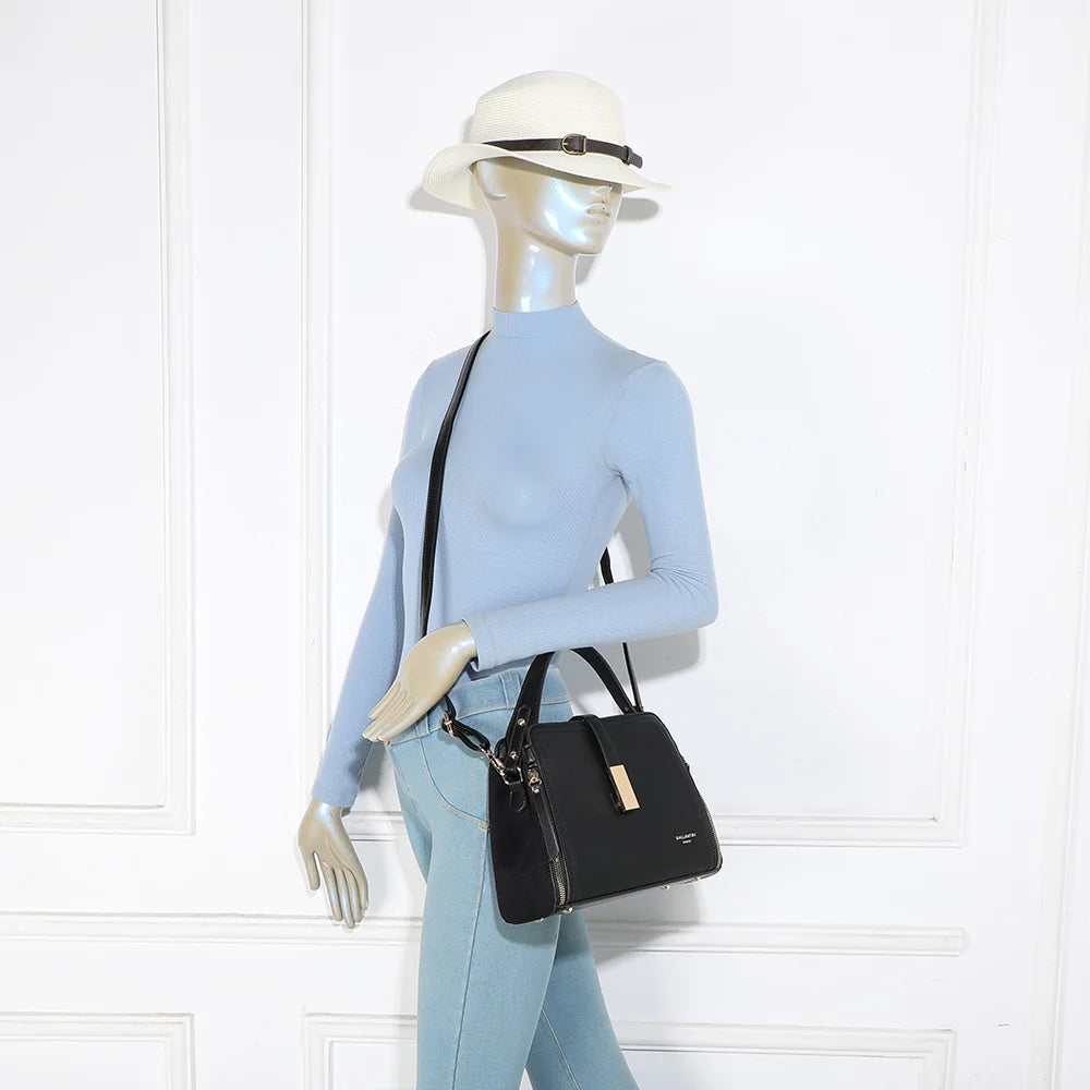 Sac City Square noir porté par une femme, à la main ou en bandoulière avec sa sangle amovible – réf. R-2040
