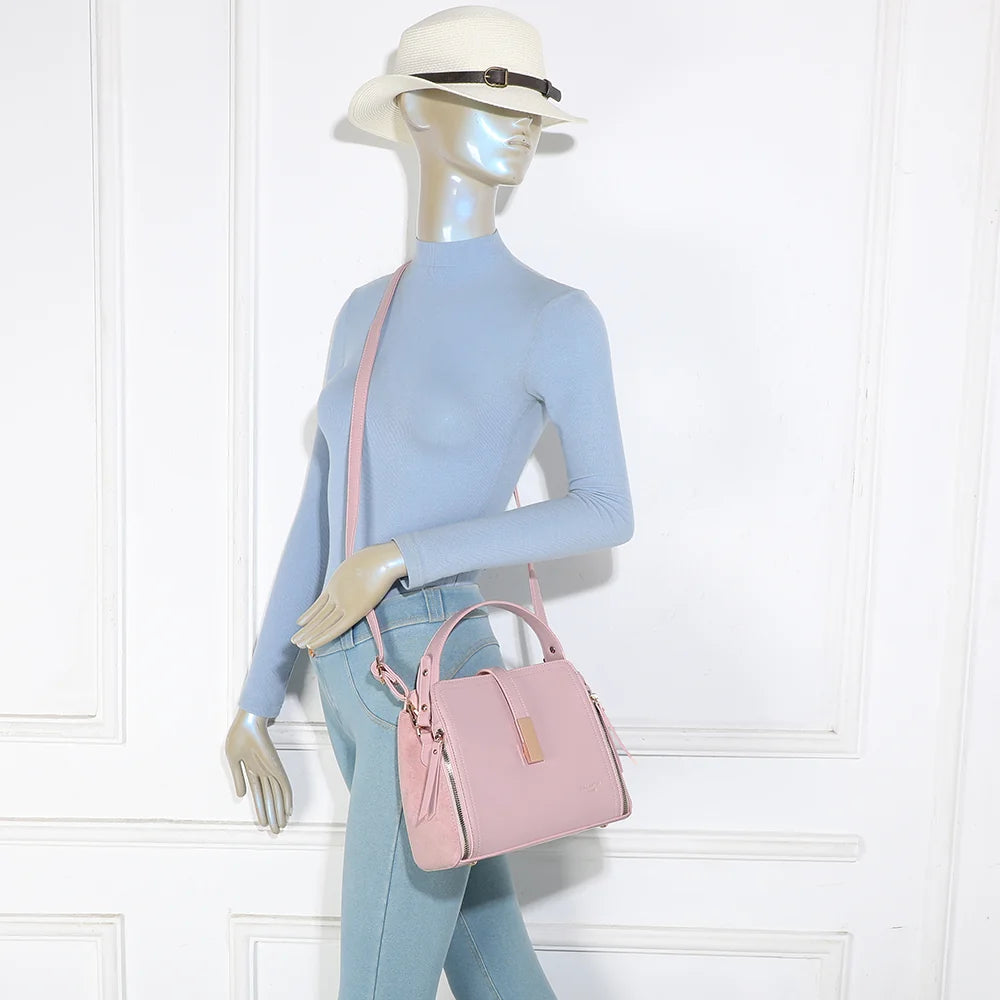 Sac City Square rose porté par une femme, à la main ou en bandoulière avec sa sangle amovible – réf. R-2040