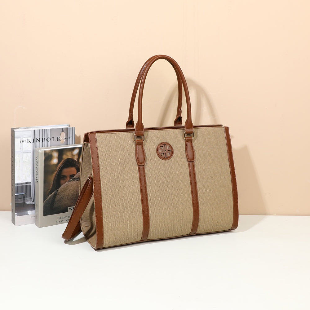 Sac à main Clara Duo taupe foncé mis en scène dans un décor – visuel d’ambiance créé avec l’IA – Gallantry Paris