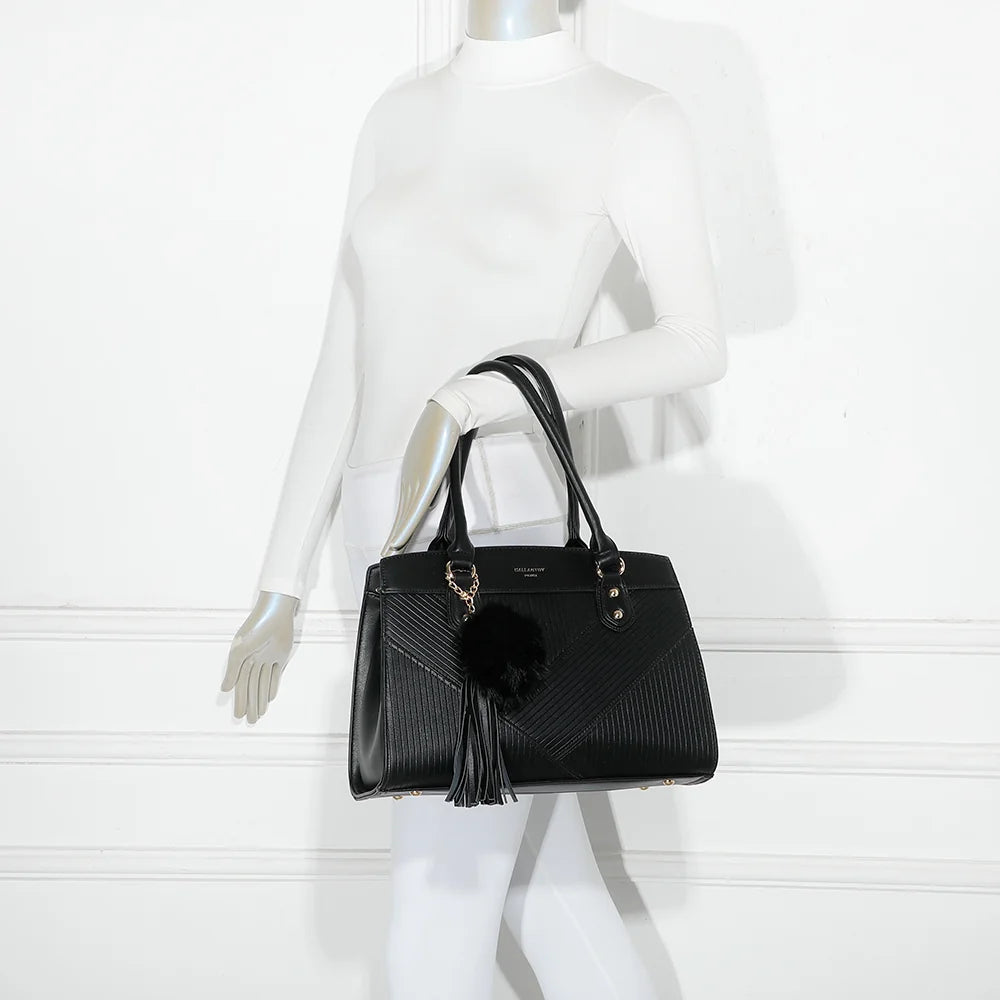 Sac Cléo noir porté par une femme, à la main ou à l’épaule grâce à sa bandoulière réglable – réf. R-1501-4