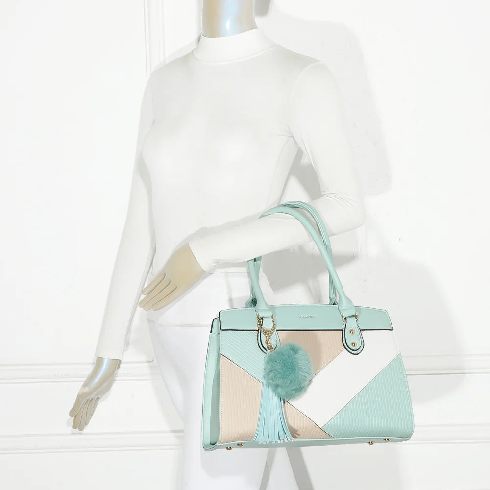 Sac Cléo vert clair porté par une femme, à la main ou à l’épaule grâce à sa bandoulière réglable – réf. R-1501-4