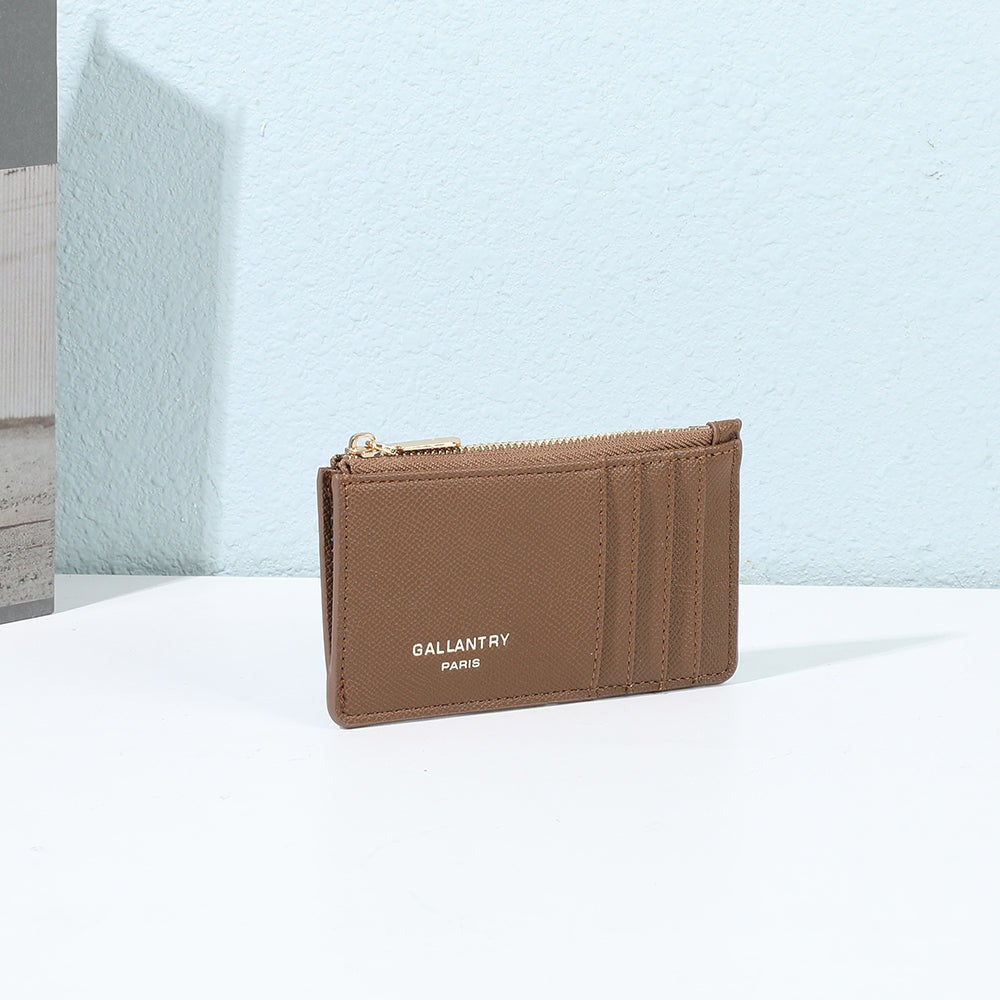 Porte-cartes Cognac Élégance marron mis en scène dans un décor – visuel d’ambiance créé avec l’IA – Gallantry Paris