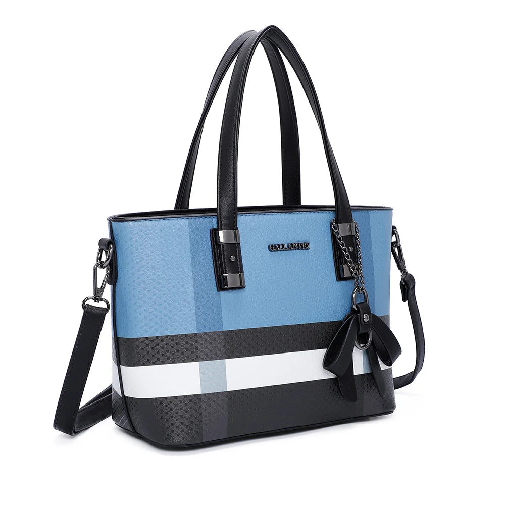 Contrast Pop bleu/noir vu de trois quarts, avec ses deux anses et sa bandoulière amovible fixée par mousquetons – réf. M-9329-17