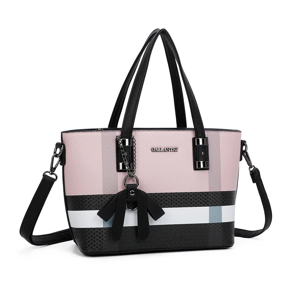 Contrast Pop rose clair vu de trois quarts, avec ses deux anses et sa bandoulière amovible fixée par mousquetons – réf. M-9329-17