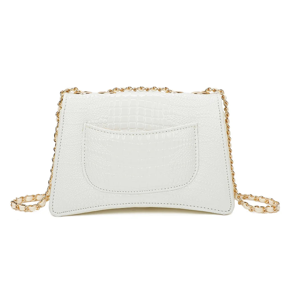 Dos du sac Corail blanc, surface effet croco et chaîne dorée entrelacée d’une lanière assortie – réf. R-6661