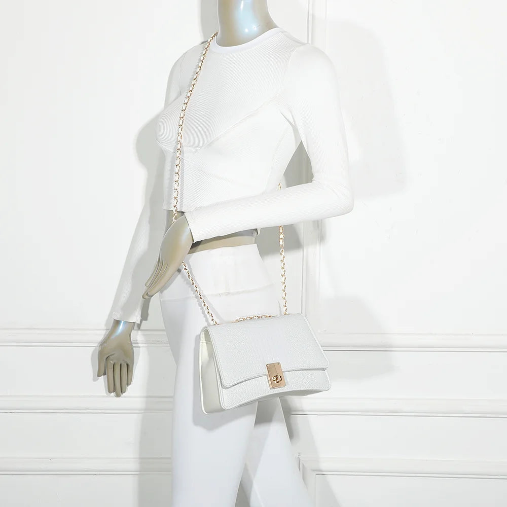 Sac Corail blanc porté par une femme avec sa chaîne dorée, à l’épaule ou en bandoulière – réf. R-6661