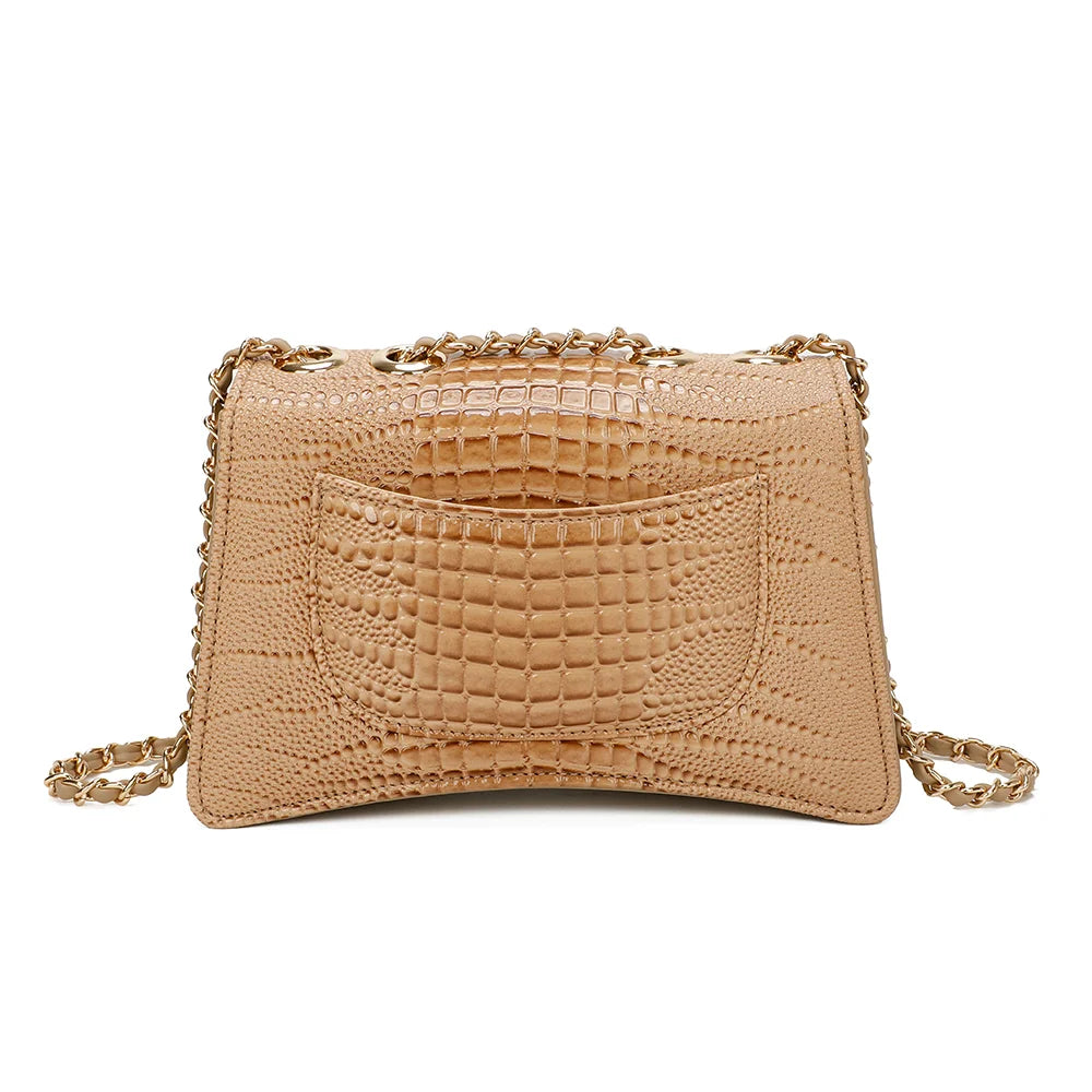 Dos du sac Corail champagne, surface effet croco et chaîne dorée entrelacée d’une lanière assortie – réf. R-6661