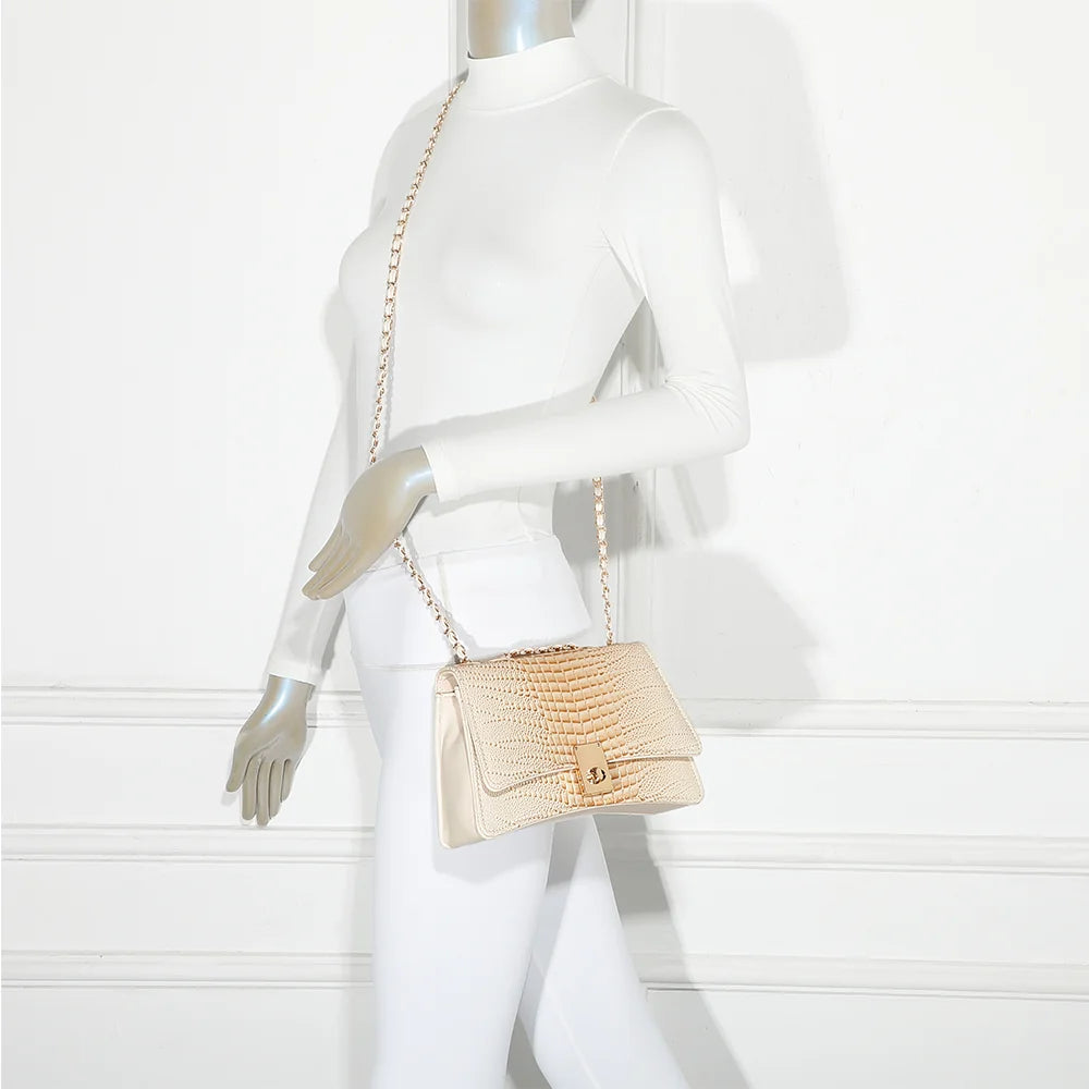 Sac Corail or porté par une femme avec sa chaîne dorée, à l’épaule ou en bandoulière – réf. R-6661