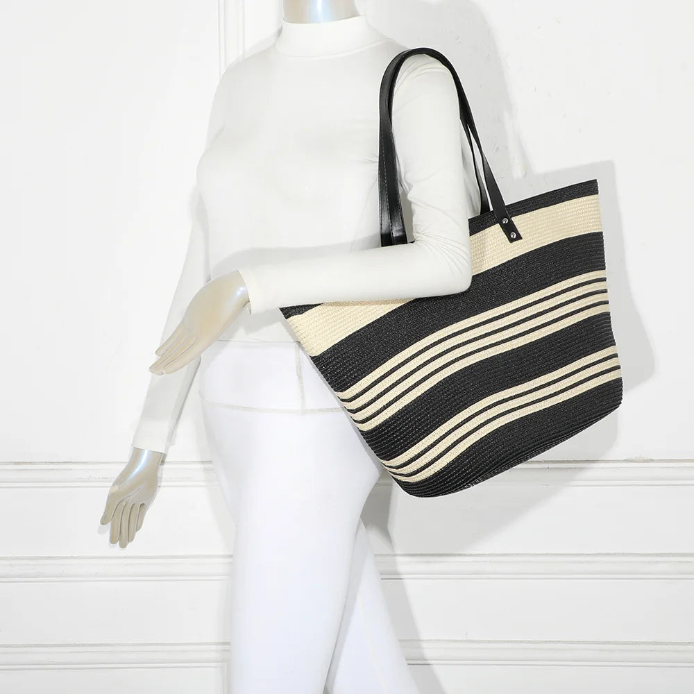 Cabas femme Côte Sauvage noir/beige porté à l’épaule grâce à ses deux anses longues – réf. HC-28001