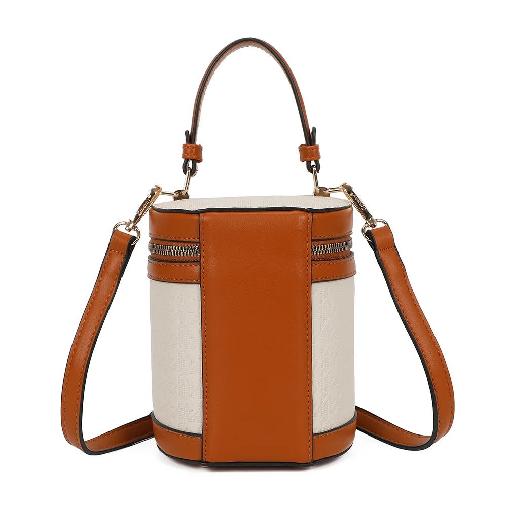 Dos du sac Cylia marron/beige, surface synthétique embossée d’un motif géométrique discret et bandes lisses – réf. R-1958