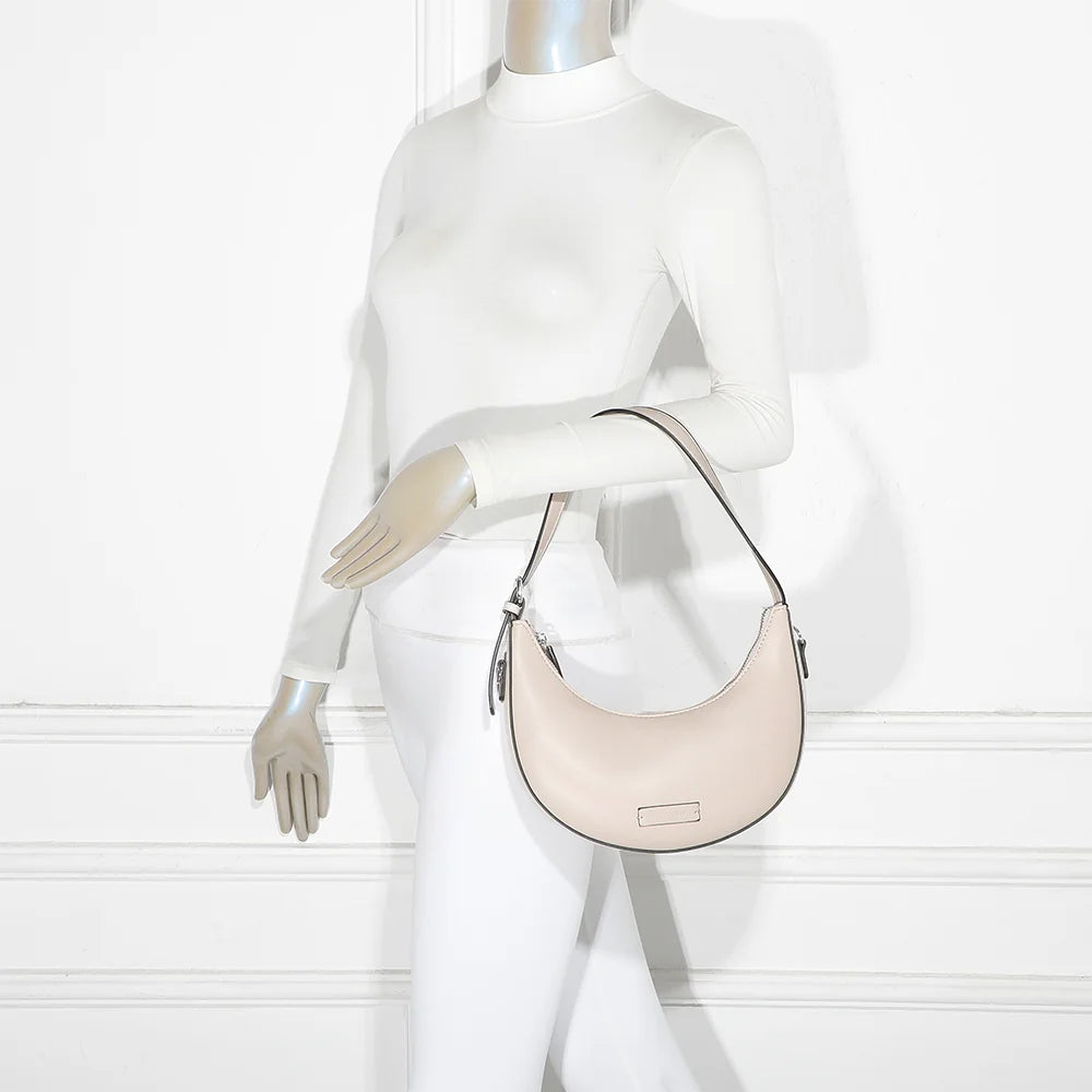 Sac Cyra beige porté femme, à l’épaule ou en bandoulière croisée grâce à sa sangle amovible – réf. HJ-1768