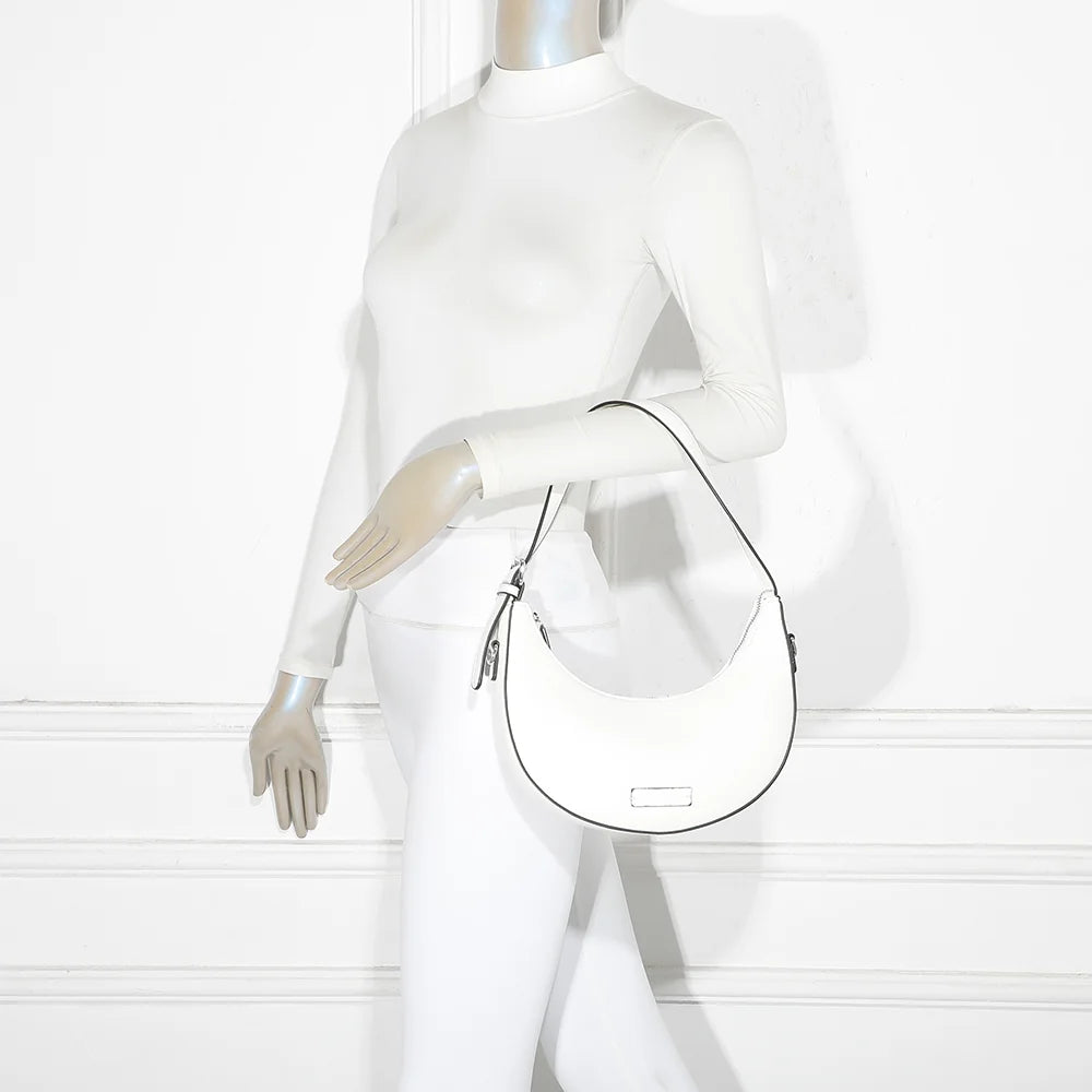 Sac Cyra blanc porté femme, à l’épaule ou en bandoulière croisée grâce à sa sangle amovible – réf. HJ-1768