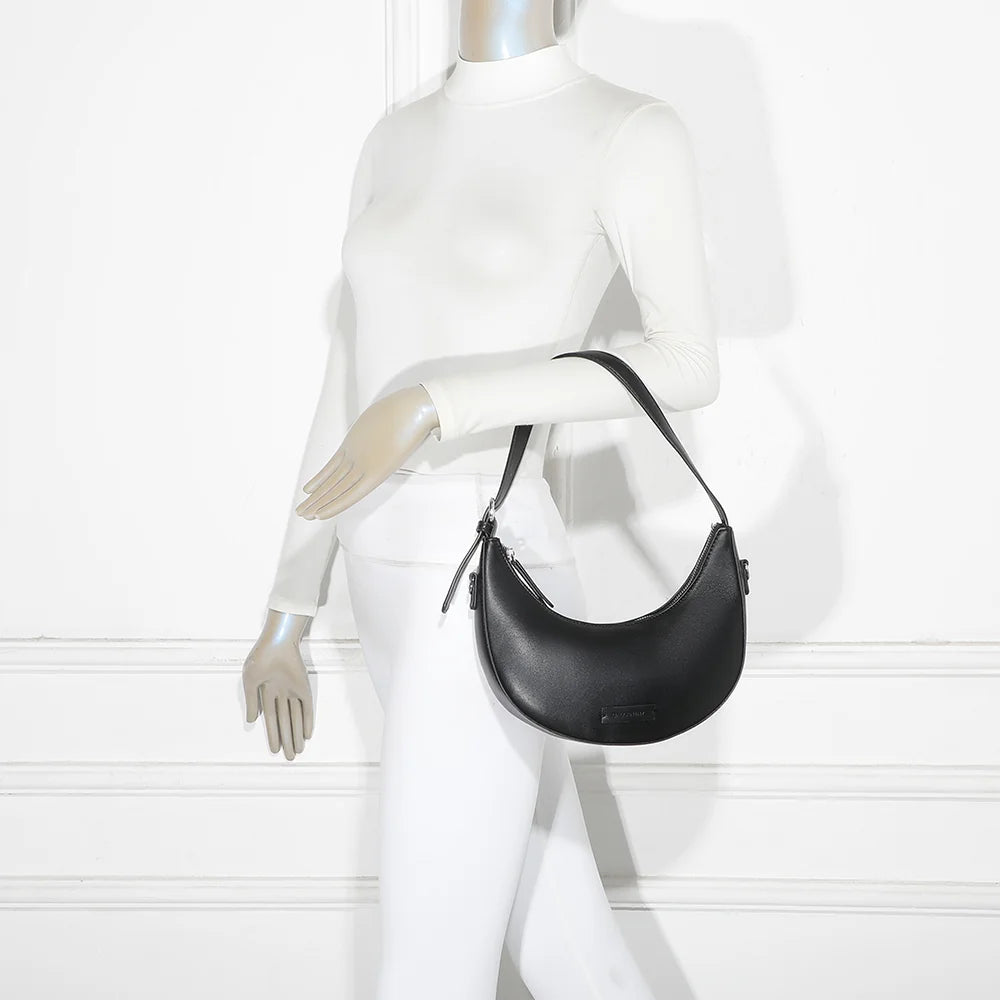 Sac Cyra noir porté femme, à l’épaule ou en bandoulière croisée grâce à sa sangle amovible – réf. HJ-1768