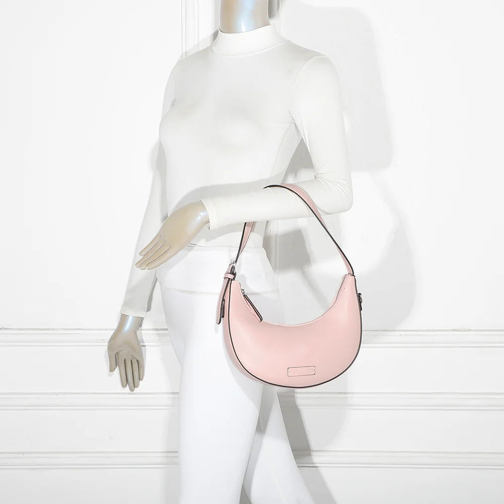 Sac Cyra rose porté femme, à l’épaule ou en bandoulière croisée grâce à sa sangle amovible – réf. HJ-1768