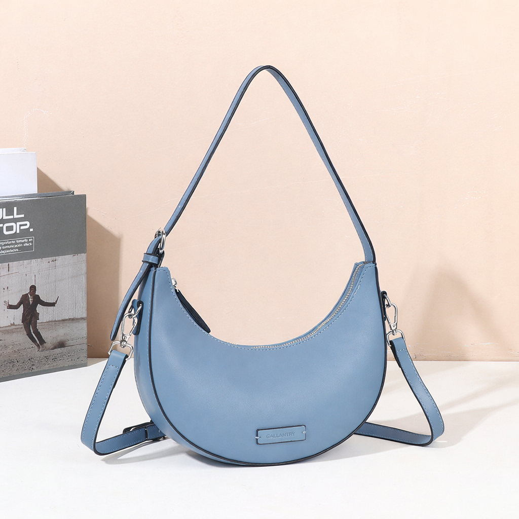 Sac demi-lune Cyra bleu mis en scène – visuel d’ambiance créé avec l’IA – Gallantry Paris
