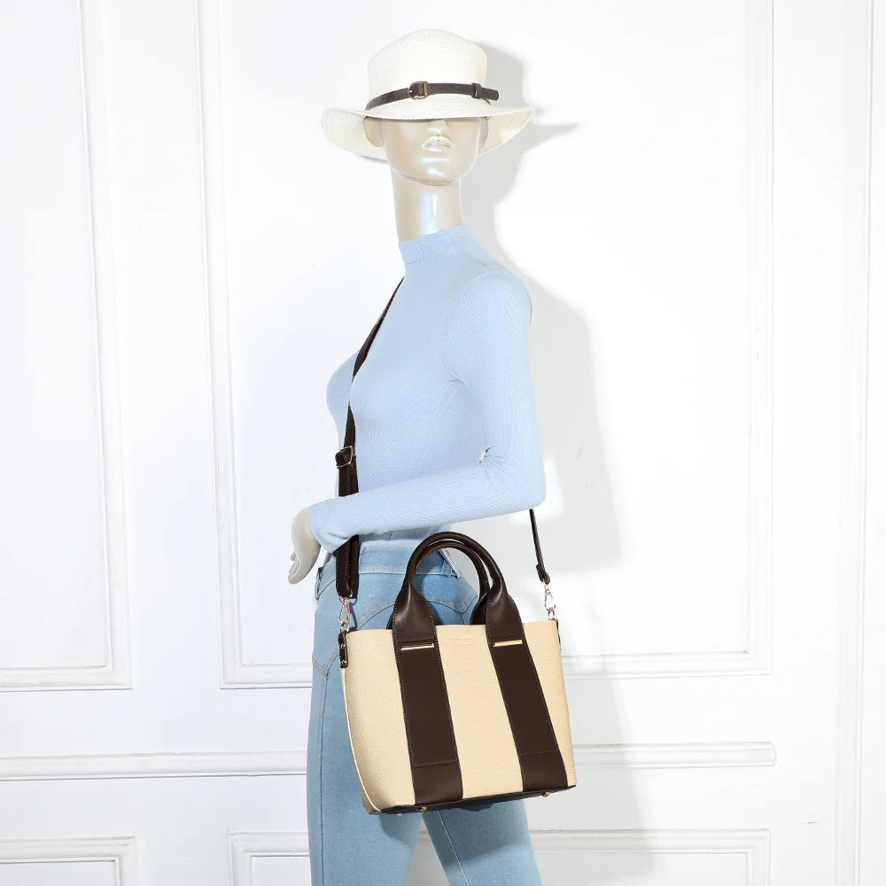Sac Daily Class café porté par une femme, à la main ou à l’épaule avec sa bandoulière – réf. KJ-62078