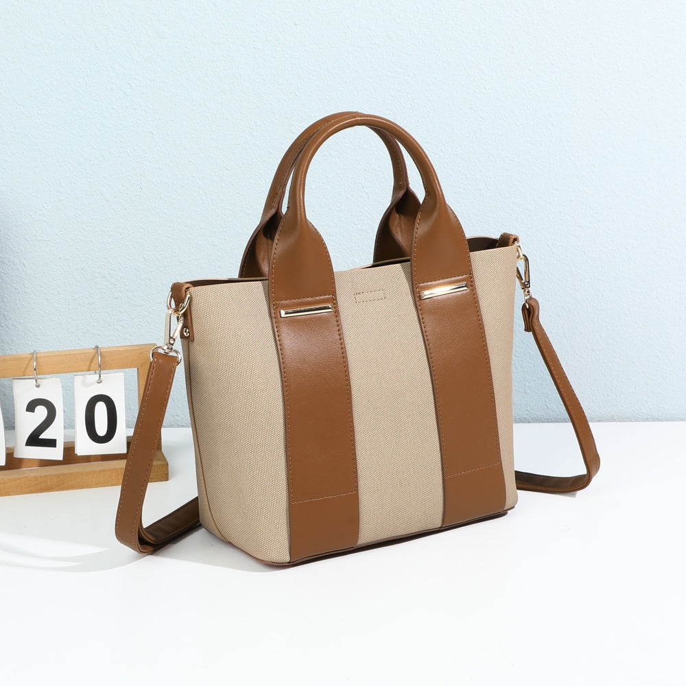 Sac à main Daily Class marron et beige mis en scène dans un décor intérieur – visuel d’ambiance créé avec l’IA – Gallantry Paris