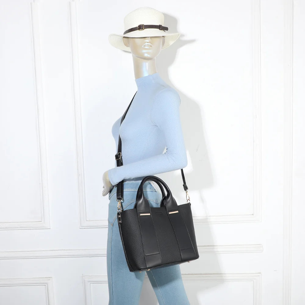 Sac Daily Class noir porté par une femme, à la main ou à l’épaule avec sa bandoulière – réf. KJ-62078