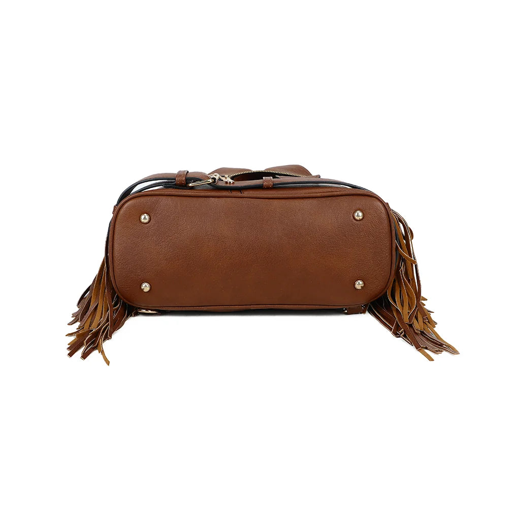 Dessous du sac Dakota Frangé marron, dans la continuité de sa silhouette structurée façon perfecto