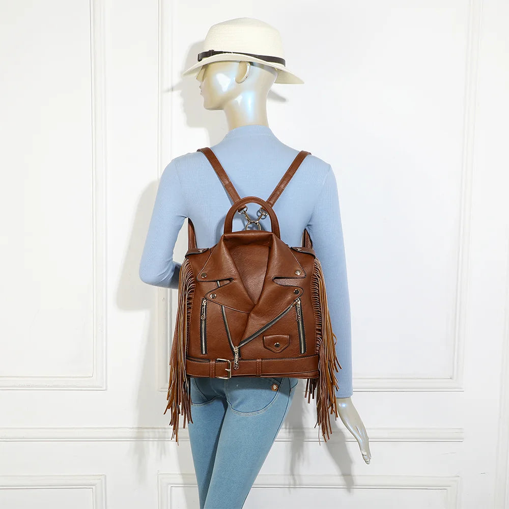 Sac Dakota Frangé marron porté par une femme, franges en mouvement et détails dorés façon veste motard