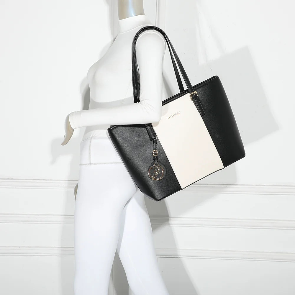Sac cabas femme Déjà-vu noir/beige porté à l'épaule sur un mannequin, pour juger de sa taille – réf. G-9227-9